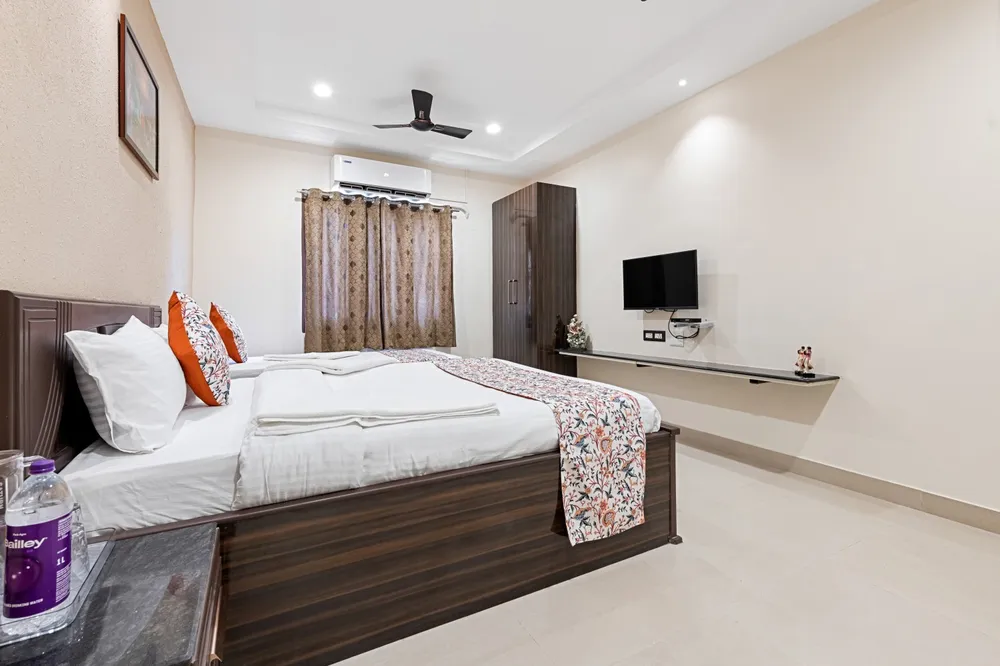 Well-Furnished Deluxe Plus Guest Room — Veera Residency