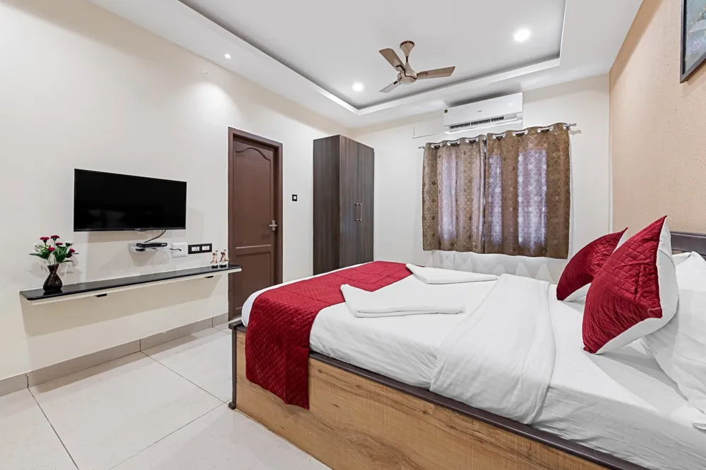 Comfortable Standard Room Queen Bed — Veera Residency